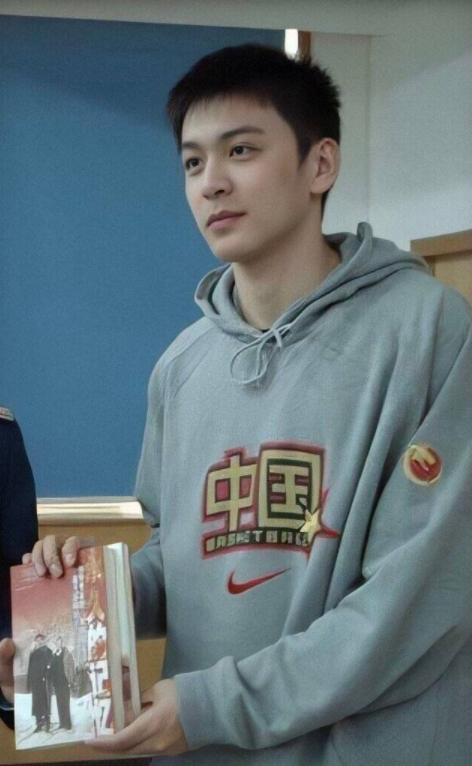 金发男明星网红,揭秘网红明星的璀璨魅力