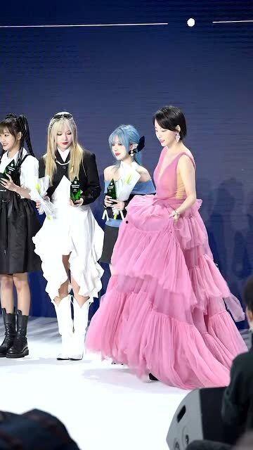 明星网红同台拍照,网红明星同框瞬间