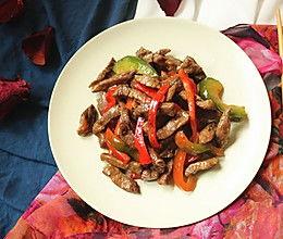 茄瓜黑椒牛柳怎么做的吃,茄瓜黑椒牛柳，黑椒香浓，肉质鲜嫩，一学就会