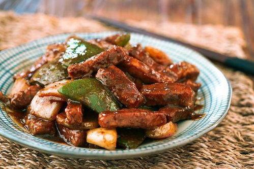 茄瓜黑椒牛柳怎么做的吃,茄瓜黑椒牛柳，黑椒香浓，肉质鲜嫩，一学就会